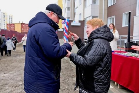 60 семей из Сахалинской области получили ключи от своих новых квартир